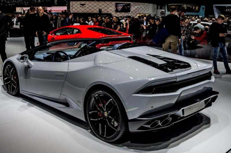 Lamborghini Huracan Spyder Aufgenommen Auf Dem Autosalon Genf 2016 Fahrzeugbilder De