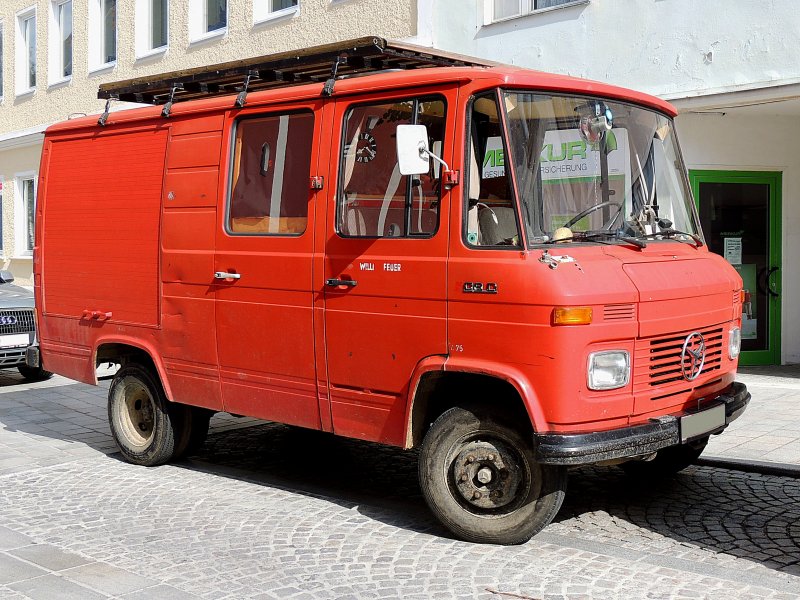 Mb 508d Ein Ehemaliges Feuerwehrfahrzeug Lasst Die Rieder Kirchturmuhr In Seiner Seitenscheibe Spiegeln 1518 Fahrzeugbilder De