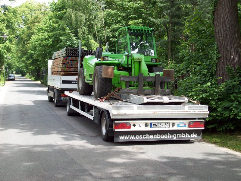 Merlo auf Plattenanhnger