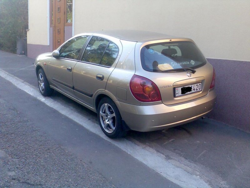 Nissan Almera.
Frontansicht: http://www.fahrzeugbilder.de/bilder/sonstige-17960.jpg