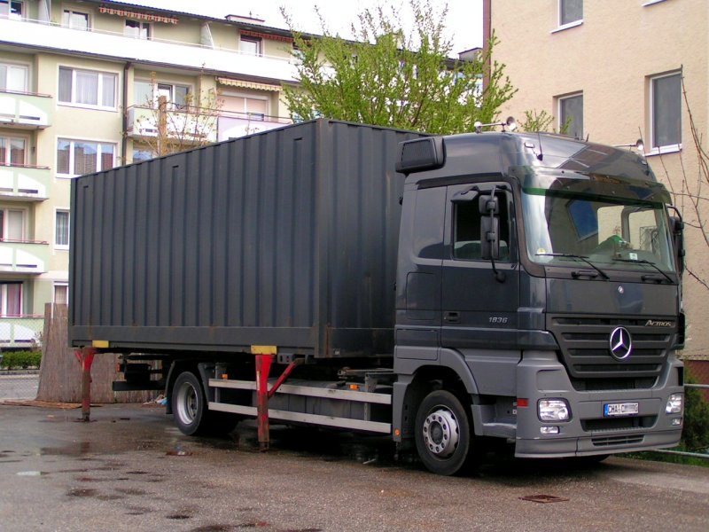   Punktgenau  erfolgt die Aufnahme von einem abgestelltem Wechselaufbau mittels ACTROS 1836; 080423