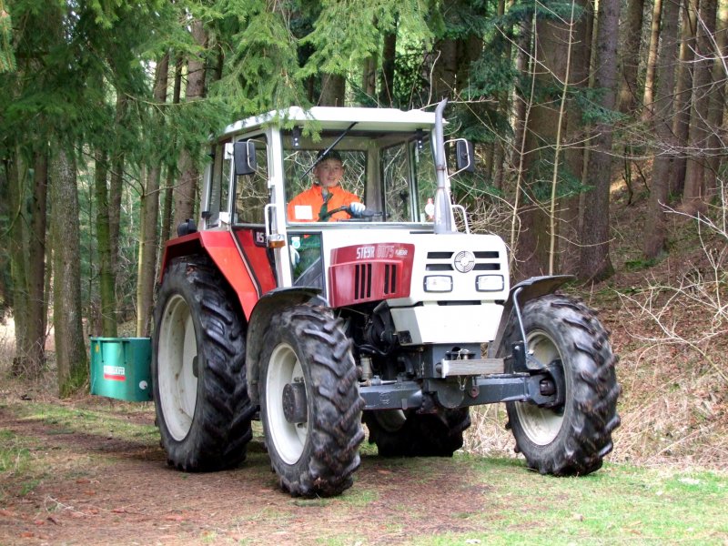 Steyr8075 bei der  Waldarbeit ;090327