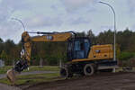 Radlader Caterpillar M318, aufgenommen bei Erdarbeiten am Straßenrand. 10.2024