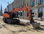 =Doosan DX 165 WR steht auf einer Baustelle in Hamburg im Mai 2024