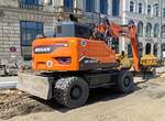 =Doosan DX 165 WR steht auf einer Baustelle in Hamburg im Mai 2024