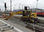 Liebherr 922 Rail Zweiwegebagger am 18.02.17 bei Bauarbeiten in Frankfurt am Main Hbf vom Bahnsteig aus fotografiert.