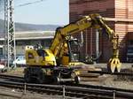 Spitzke Gleisbau Liebherr 922 Rail am 14.03.17 beim Arbeiten in Gelnhausen Bhf vom Bahnsteig aus fototgrafiert