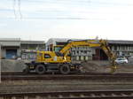 Spitzke Gleisbau Liebherr 922 Rail am 14.03.17 in Gelnhausen Bhf vom Bahnsteig aus fototgrafiert