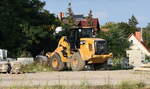 Ein CAT 926M Radlader gegenüber dem Bahnhof Oranienburg am 03.08.24