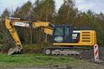 Caterpillar Raupenbagger hat heute mal Pause an der Straßenbaustelle. 21.10.2024