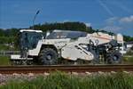 . Bodenstabilisierer WR 240 i steht am 28.08.2017 nahe einer Bahnbaustelle in Lorentzweiler.

