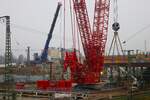 Emil Egger Liebherr LTM1700 am 30.12.24 in Hanau Hbf von einen Gehweg aus fotografiert