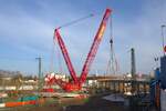 Emil Egger Liebherr LTM1700 am 16.02.25 in Hanau Hbf von einen Gehweg aus fotografiert