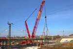 Emil Egger Liebherr LTM1700 am 16.02.25 in Hanau Hbf von einen Gehweg aus fotografiert