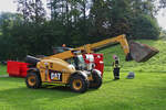 Caterpillar Teleskoplader TH 255, unterwegs mit einer Schaufel Sand zur Sandfllstation, in Echternach beim Tag der Rettungsdienste.