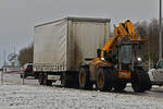 JCB Teleskoplader, mit Hänger in der Winterlichen Landschaft auf der Féitsch unterwegs. 22.11.2024