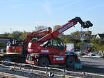 Im Bild ein Teleskoplader Manitou MRT 2150, dahinter ein Zaxis 135 US-Kran von Hitachi. (Dortmund, Oktober 2024)