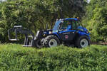 Teleskoplader New Holland Powershuttle 110, auf einem Feldweg unterwegs.