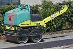 Ammann ARW 65, Handwalze, wartet an einer Baustelle auf ihren Einsatz.