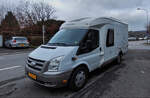 Camper auf Ford Transit Basis stand am Straßenrand.