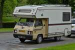 Mitsubishi L300 Camper, aufgenommen am Straßenrand.