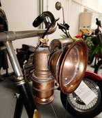 =Kupfer-Petroleumlampe von  Obermetall  monitiert am Dürkoppfahrrad, gesehen im Automobilmuseum Fichtelberg im Juli 2018