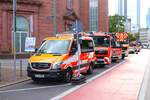 Berufsfeuerwehr Frankfurt Löschzug Wache 4 mit Mercedes Benz Sprinter ELW C-Dienst am 28.09.24 beim Tag des Selbstschutzes in Frankfurt Innenstadt