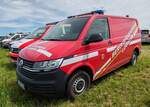 =VW T 6 als Gerätewagen Logistik der Berufsfeuerwehr von FLENSBURG steht auf dem Parkgelände der Rettmobil 2024 in Fulda