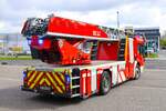 Feuerwehr Neu-Isenburg Mercedes Benz Econic DLK (Florian Isenburg 1/30-1) am 23.03.24 bei einen Fototermin.