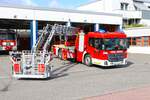 Feuerwehr Neu-Isenburg Mercedes Benz Econic DLK (Florian Isenburg 1/30-1) am 23.03.24 bei einen Fototermin.