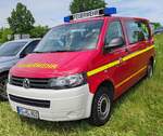 =VW T5 der Feuerwehr BAD KISSINGEN, gesehen im Mai 2024 auf dem Besucherparkplatz der RettMobil