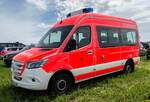 =MB Sprinter als MTW der Feuerwehr von SCHWÄBISCH GMÜND steht im Mai 2024 auf dem Besucherparkplatz der RettMobil in Fulda