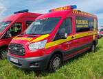 =Ford Transit als MTW der Feuerwehr von RÜDESHEIM am RHEIN, steht im Mai 2024 auf dem Besucherparkplatz der RettMobil in Fulda