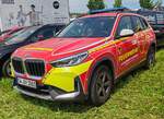 =BMW iX 1 als Katastrophenschutzfahrzeug der Feuerwehren des LK SCHWEINFURT steht auf dem Parkgelände der Rettmobil 2024 in Fulda.