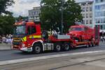 Volvo FM Schwerlastsattelzug des CGDIS, mit einem Oldtimer Bedfort Feuerwehrfahrzeug der Wehr aus Troisvierges auf dem Auflieger, aufgenommen bei der Militrparade in der Stadt Luxemburg.