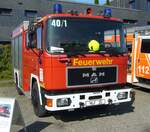 MAN 12.222 HLF. Dieses Hilfslöschfahrzeug wurde 1995 von der Firma Rosenbauer aus Leonding/Oberösterreich aufgebaut und an die Berufsfeuerwehr München ausgeliefert. Dort wurde das Fahrzeug 2011 ausgemustert und an eine FF im Landkreis München weiter gegeben. Das Fahrzeug ist mit einem Löschwassertank mit 1200 Litern Fassungsvermögen, sowie einem Schaummitteltank von 200 Litern Fassungsvermögen ausgestattet. Des weiteren ist ein Stromaggregat, ein hydraulischer Rettungssatz, ein Lichtmast, ein Überdrucklüfter, eine Motorsäge, diverse Tauchpumpen und ein Hebekissen an Bord dieses Fahrzeuges. Der Dieselmotor hat einen Hubraum von 6871 cm³ und leistet 230 PS. Treffen für Feuerwehr-Oldtimer am 14.09.2024 an der  Alten Dreherei  in Mülheim an der Ruhr.