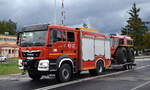 Ein polnisches Feuerwehrfahrzeug (MAN TGM 18.320) mit Hänger mit Allradspezialfahrzeug darauf am 25.09.24 Kostrzyn nad Odrą.