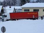 DAF-480 X63 aus Litauen mit BLEIRAS-Logistic Auflieger hat sich trotz einigen Fahrverboten sowie auch ohne Schneeketten vorgewagt, und ist in einer Siedlung steckengeblieben, und wartet nun