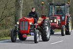 Junger Fahrer nahm mit seinem Massey Ferguson an der Rundfahrt in der Nhe von Brachtenbach teil.