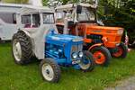 Fordson Super Dexta steht bereit um an der Rundfahrt des Vintage Fuussekaul teilzunehmen.