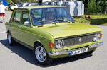 =Fiat 128 verlässt die Oldtimerveranstaltung in Frankenberg/Eder im Mai 2024