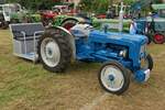 Fordson Dexta, BJ 1971; 31 PS; mit komfortabler Familienbank hat beim Oldtimertreffen einen Parkplatz gefunden.