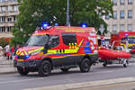 IVECO Daily Allrad, des CGDIS; Wasserrettung, mit Schlauchboot, war bei der Militrparade in der Stadt Luxemburg zusehen.