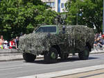 KMW Dingo, mit Tarnzelt, der luxemburgischen Armee, war bei der Militrparade in der Stadt Luxemburg mit dabei.