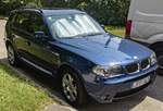 BMW X3 Mk1 in dunkelblau. Aufnahmedatum: 15.07.2024.