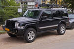 Jeep Commander, hat eine Parklcke am Straenrand gefunden. 07.2024