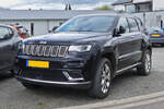 Jeep Grand Cherokee, aufgenommen auf einem Parkplatz.