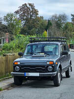 Ein fünftüriger WAS-2131 / Lada Niva Urban ist hier Ende Oktober 2024 in Hattingen zu sehen. 