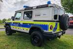=Land Rover Defender in  Polizei-Look  steht auf dem Parkgelände der Rettmobil 2024 in Fulda.