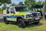 =Land Rover Defender in  Polizei-Look  steht auf dem Parkgelände der Rettmobil 2024 in Fulda.